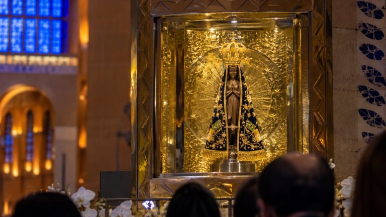 Imagem de Nossa Senhora Aparecida no nicho central do Santuário Nacional